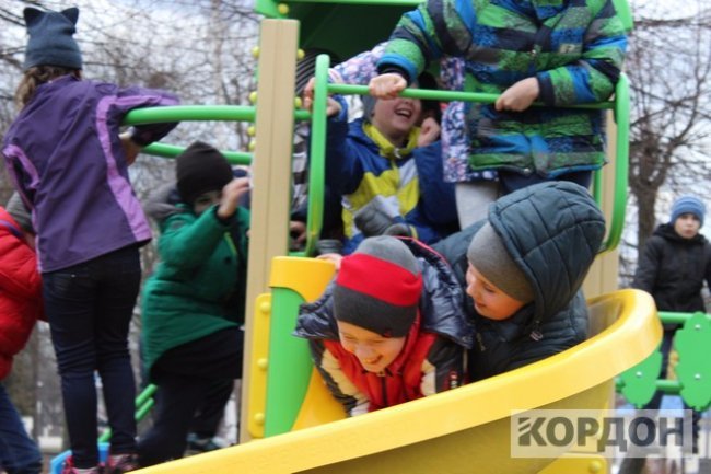 На Волині з'явився новий дитмайданчик  