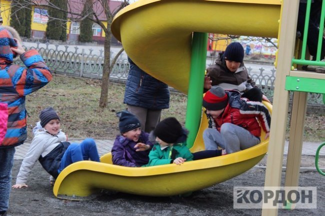 На Волині з'явився новий дитмайданчик  