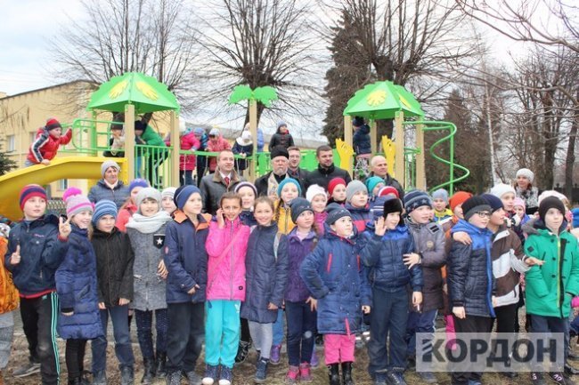 На Волині з'явився новий дитмайданчик  