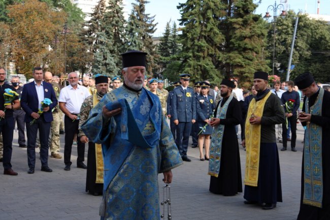 Із соняшниками в руках та зі сльозами на очах: як лучани вшанували пам’ять загиблих в АТО/ООС захисників України. ФОТО 