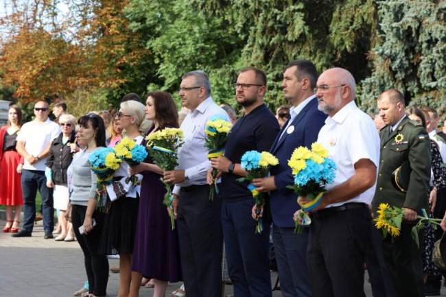 Із соняшниками в руках та зі сльозами на очах: як лучани вшанували пам’ять загиблих в АТО/ООС захисників України. ФОТО 