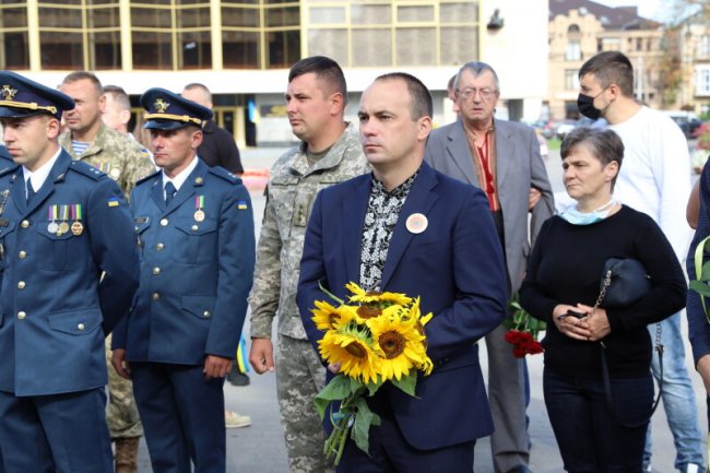 Із соняшниками в руках та зі сльозами на очах: як лучани вшанували пам’ять загиблих в АТО/ООС захисників України. ФОТО 