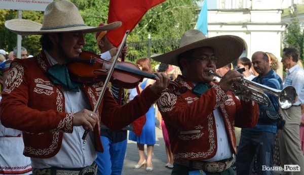 У центрі Луцька – співи і танці: стартувало «Поліське літо з фольклором». ФОТО