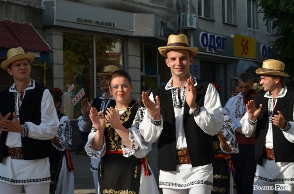 У центрі Луцька – співи і танці: стартувало «Поліське літо з фольклором». ФОТО
