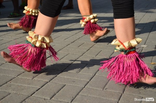 У центрі Луцька – співи і танці: стартувало «Поліське літо з фольклором». ФОТО