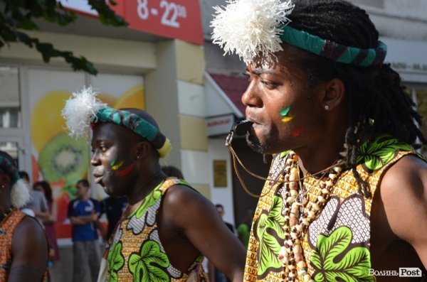 У центрі Луцька – співи і танці: стартувало «Поліське літо з фольклором». ФОТО