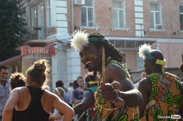 У центрі Луцька – співи і танці: стартувало «Поліське літо з фольклором». ФОТО