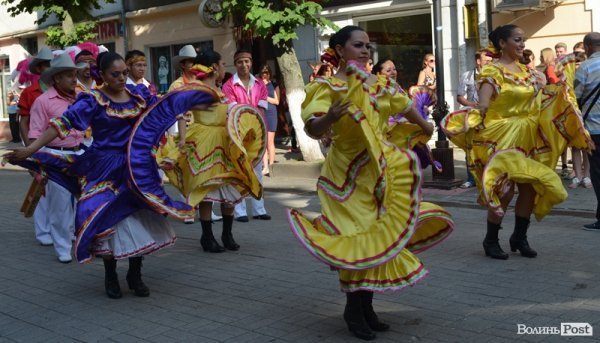 У центрі Луцька – співи і танці: стартувало «Поліське літо з фольклором». ФОТО