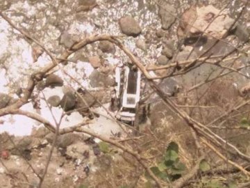 В Індії автобус зірвався в ущелину: загинуло 45 людей