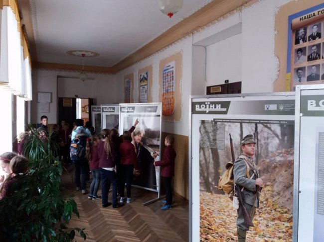 У луцькій школі показали історію українського війська
