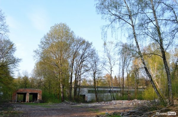 Під Луцьком незаконно розбирали колишню військову частину?