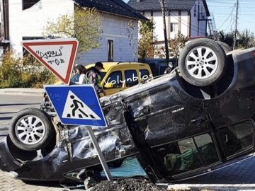 У Ковелі на перехресті  – аварія: від удару авто перекинуло догори. ФОТО