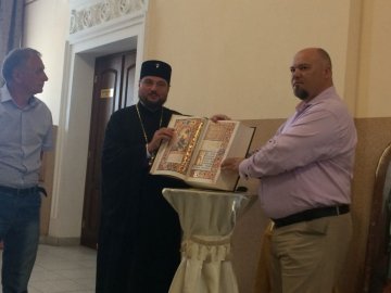 Митрополит Драбинко подарував музею на Волині унікальне видання Євангелія