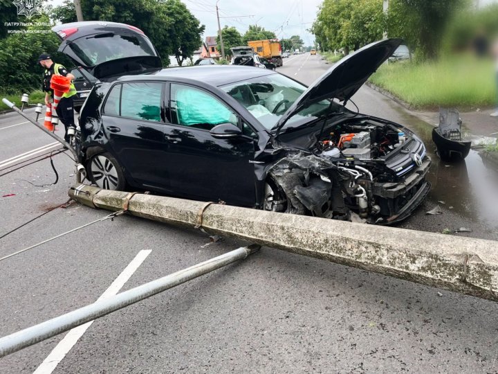  У Луцьку водій Volkswagen «зніс» електричний стовп. ФОТО