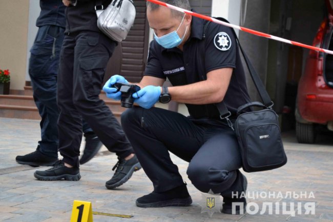 Біля Рівного жінка застрелила чоловіка та ледь не вбила доньку