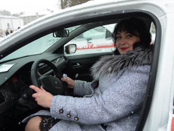 У Луцьку сімейним лікарям вручили ключі від новеньких автівок. ФОТО