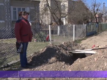 Волинянка уже кілька днів сидить без води, бо сусід перекрив їй водопровід. ВІДЕО