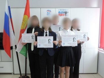 Російські вчителі привітали Путіна портретами Бандери