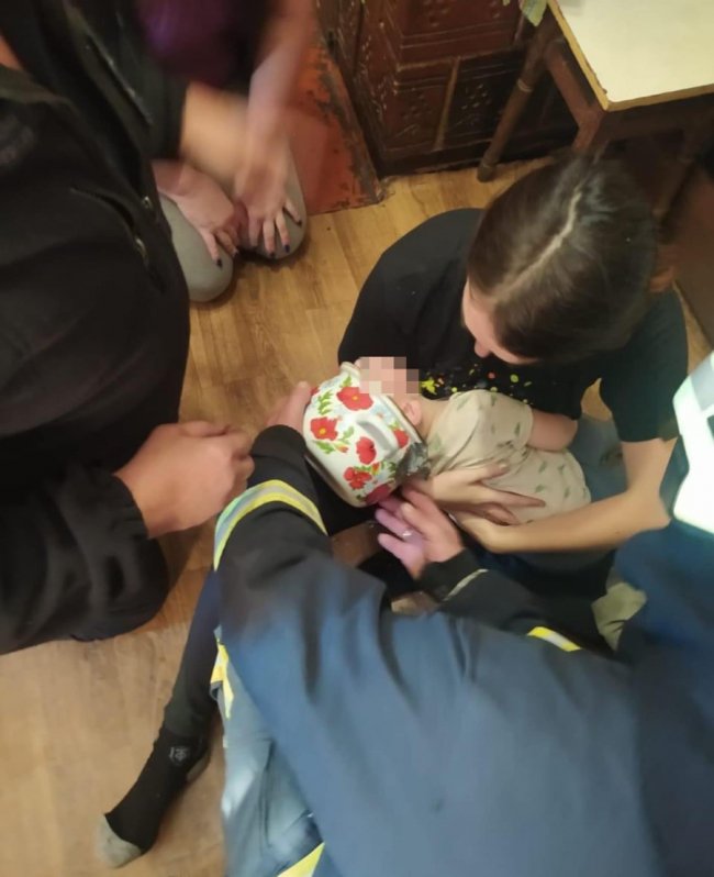 Одягнув на голову каструлю: волинські надзвичайники врятували 2-річного хлопчика. ФОТО