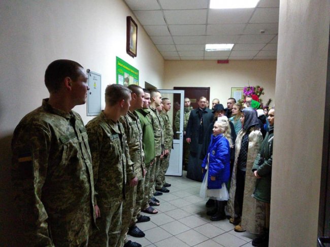 На Волині молодь колядувала для прикордонників. ФОТО