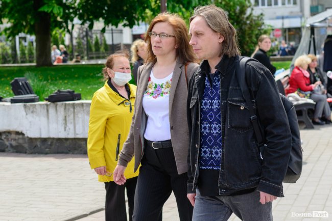 Безліч кольорів, орнаментів і візерунків: лучани у вишиванках – у центрі міста. ФОТОРЕПОРТАЖ 