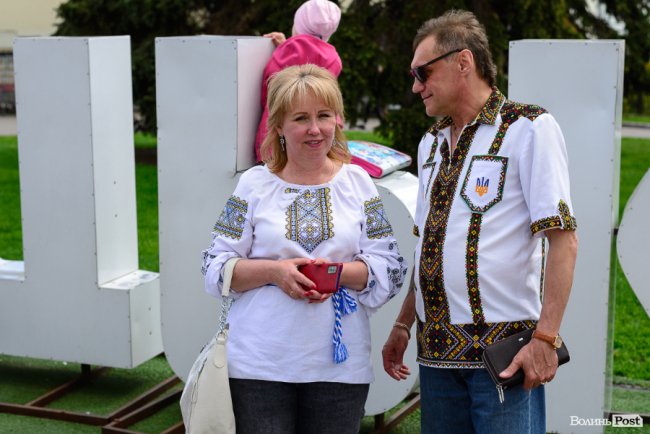 Безліч кольорів, орнаментів і візерунків: лучани у вишиванках – у центрі міста. ФОТОРЕПОРТАЖ 