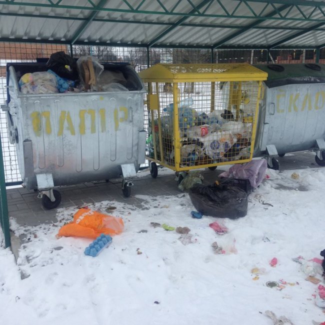 У селі під Луцьком скаржаться на нечупар, які розкидали сміття. ФОТО