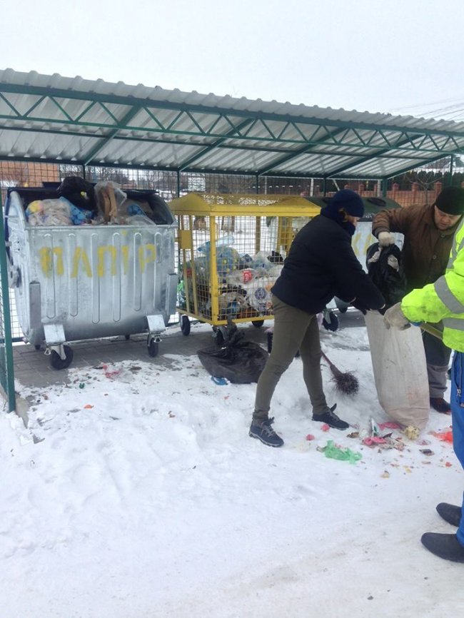У селі під Луцьком скаржаться на нечупар, які розкидали сміття. ФОТО