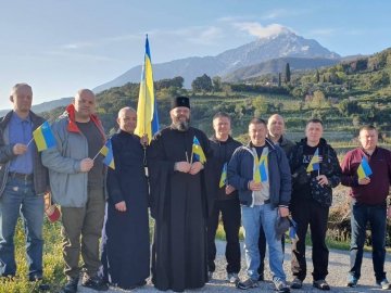 Митрополит Луцький і Волинський Михаїл помолився за Україну на Афоні