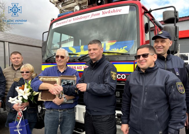 Жителі містечка в Англії купили 2 пожежні автівки для волинського міста