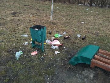 «Наш парк взагалі-то гарний, але зараз ще й дуже з*сраний»: у Володимирі нарікають на гори сміття