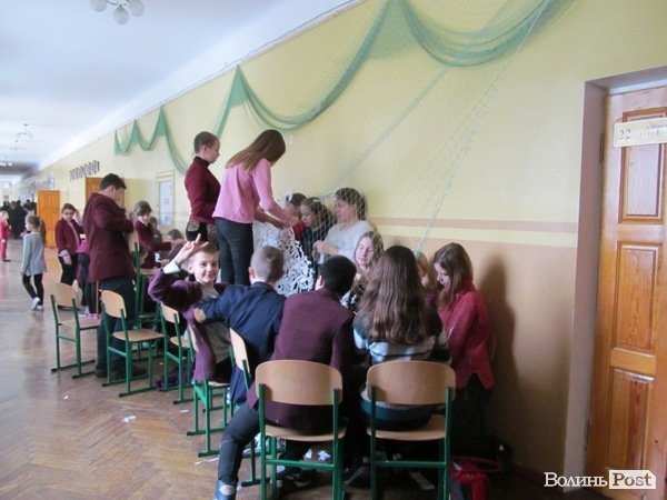 Луцькі школярі допомагають бійцям АТО. ФОТО