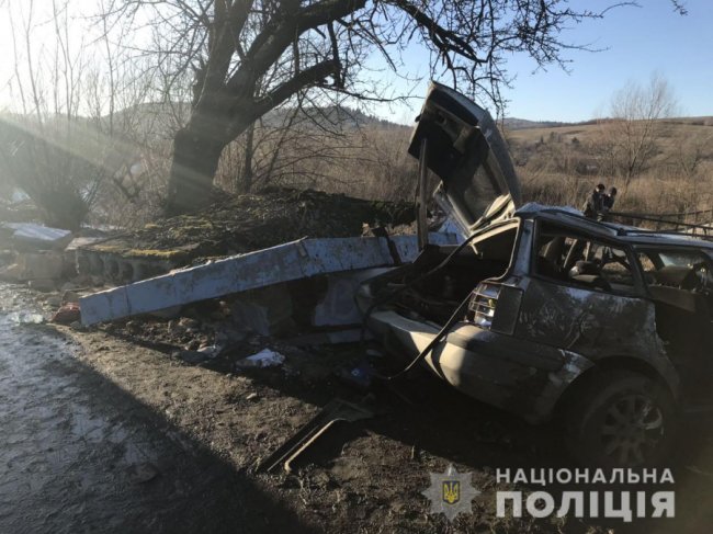 Смертельна автотроща на Львівщині: автомобіль в'їхав у пост прикордонників. ФОТО