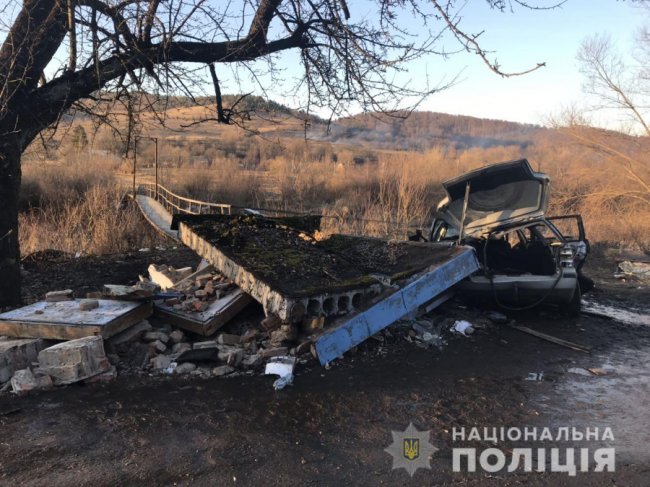 Смертельна автотроща на Львівщині: автомобіль в'їхав у пост прикордонників. ФОТО