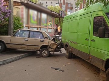 У Луцьку п’яний водій за кермом буса пошкодив 3 припарковані автівки. ФОТО