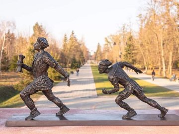 У луцькому парку вандали зламали і викинули кликунів