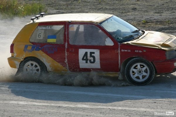 Під час автогонок під Луцьком перекинувся автомобіль. ФОТО