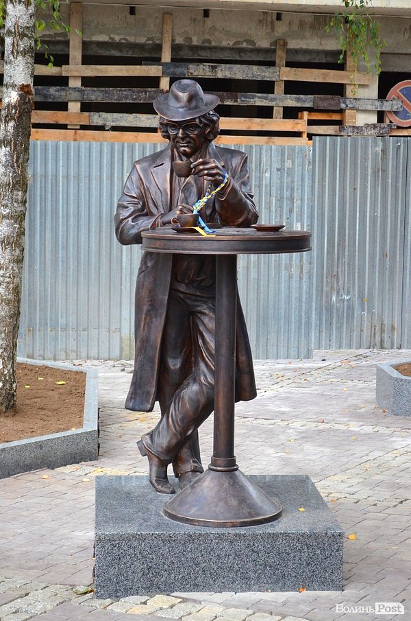 У луцькій мерії заперечують, що скандальна скульптура - пам’ятник поетові Шишку