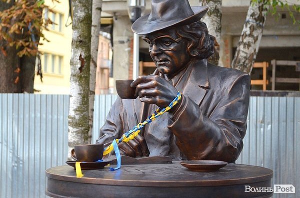 У луцькій мерії заперечують, що скандальна скульптура - пам’ятник поетові Шишку