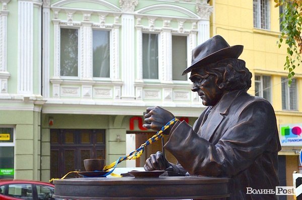 У луцькій мерії заперечують, що скандальна скульптура - пам’ятник поетові Шишку
