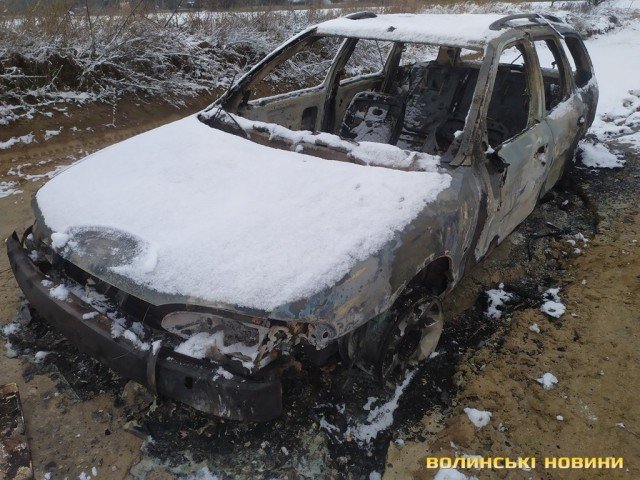 Посеред поля поблизу Луцька знайшли згорілий автомобіль. ФОТО