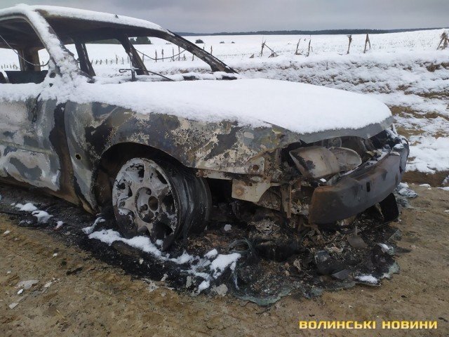 Посеред поля поблизу Луцька знайшли згорілий автомобіль. ФОТО