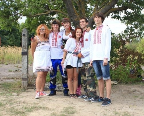 Як у Луцьку стрибали з труби заввишки понад 50 метрів у вишиванках. ФОТО. ВІДЕО