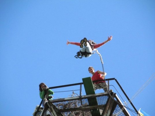 Як у Луцьку стрибали з труби заввишки понад 50 метрів у вишиванках. ФОТО. ВІДЕО