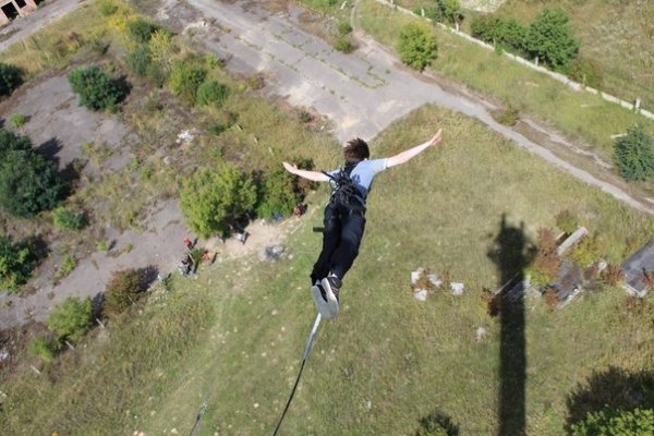 Як у Луцьку стрибали з труби заввишки понад 50 метрів у вишиванках. ФОТО. ВІДЕО