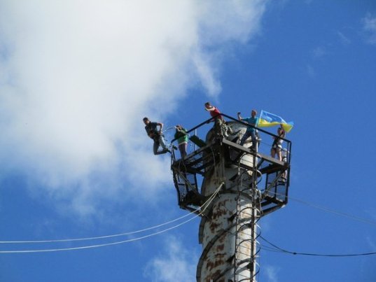Як у Луцьку стрибали з труби заввишки понад 50 метрів у вишиванках. ФОТО. ВІДЕО
