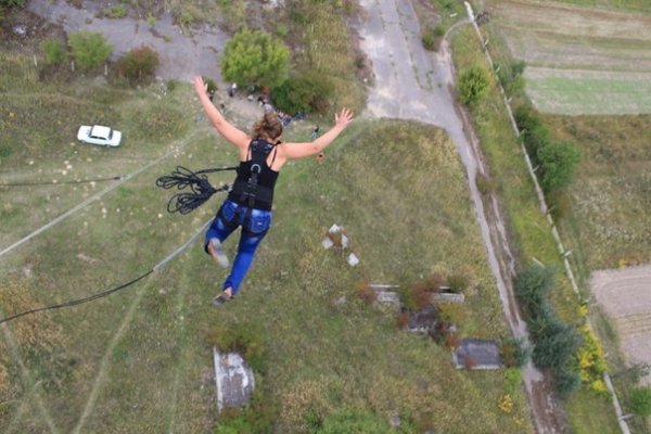 Як у Луцьку стрибали з труби заввишки понад 50 метрів у вишиванках. ФОТО. ВІДЕО