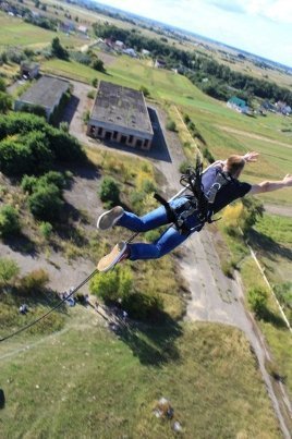 Як у Луцьку стрибали з труби заввишки понад 50 метрів у вишиванках. ФОТО. ВІДЕО