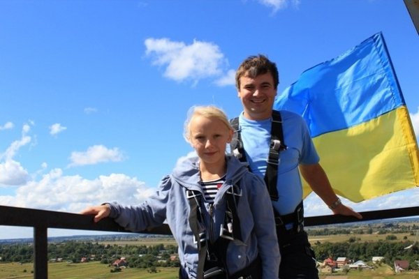 Як у Луцьку стрибали з труби заввишки понад 50 метрів у вишиванках. ФОТО. ВІДЕО