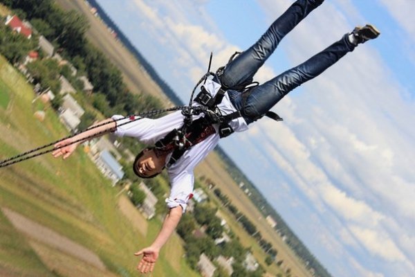 Як у Луцьку стрибали з труби заввишки понад 50 метрів у вишиванках. ФОТО. ВІДЕО